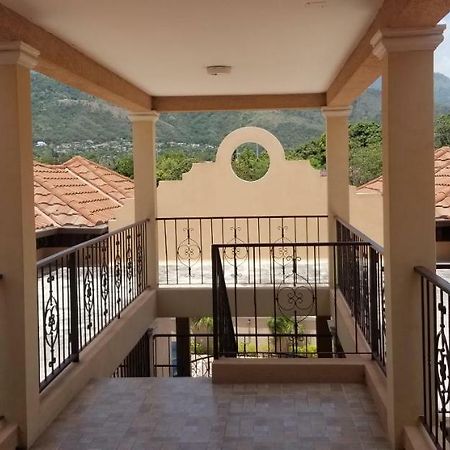 Enfield Apt 12, Executive Suites Ja - Palms מראה חיצוני תמונה