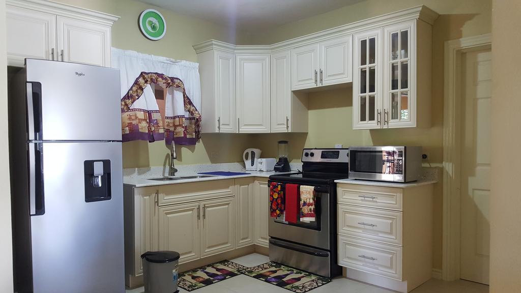 Enfield Apt 12, Executive Suites Ja - Palms מראה חיצוני תמונה