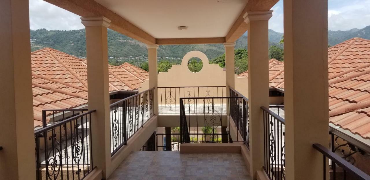 Enfield Apt 12, Executive Suites Ja - Palms מראה חיצוני תמונה